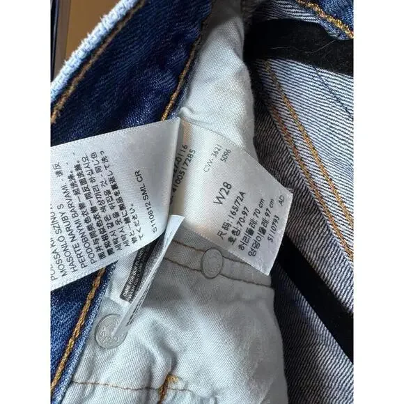 Levi's Women's Distressed Denim Shorts - Size 28 - Picture 4 of 4